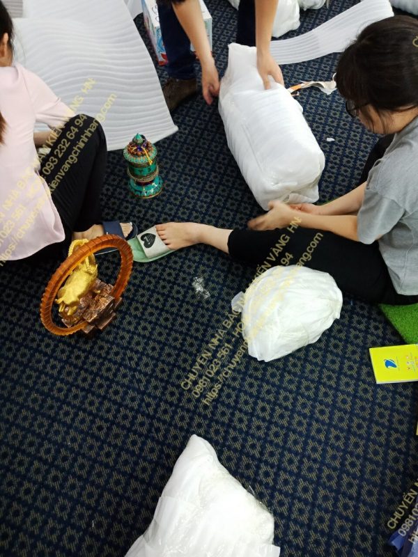 Gia đình chuẩn bị đồ đạc trước khi chuyển nhà trọn gói