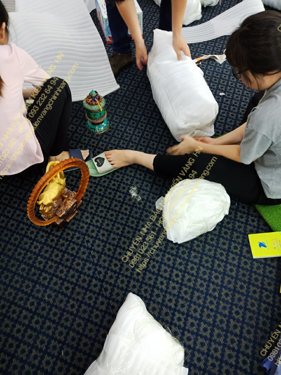 Gia đình chuẩn bị đồ đạc trước khi chuyển nhà trọn gói