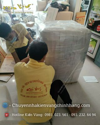 Nhân viên đóng gói thùng carton, bọc lót