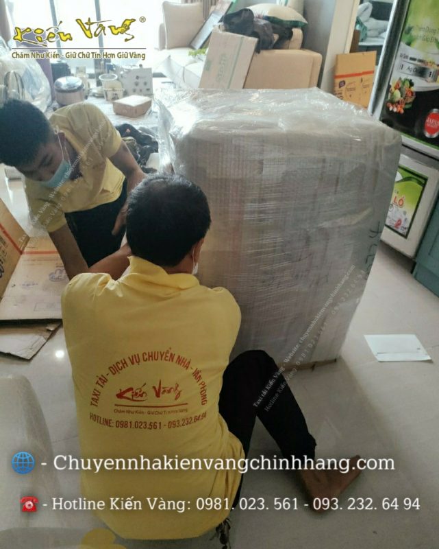 Nhân viên đóng gói thùng carton, bọc lót