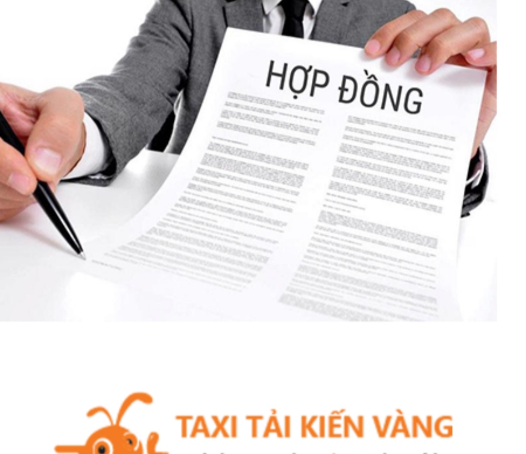 Khách hàng ký hợp đồng với nhân viên Kiến Vàng